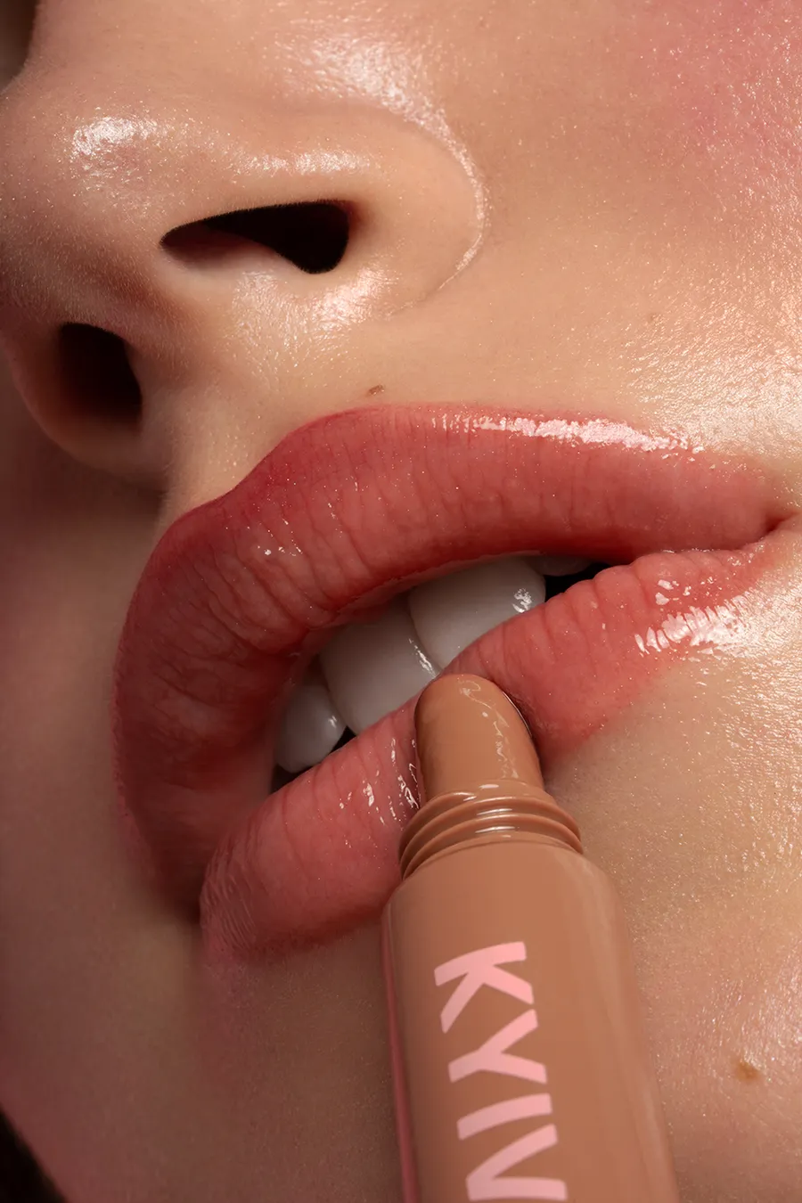 kyiv-lip-gloss-macro