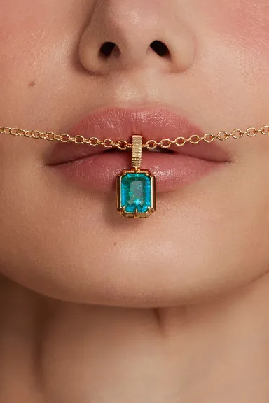 emerald-pendant-macro-retouch